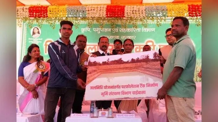 Chaibasa News : नयी तकनीक से खेती कर आय बढ़ायें किसान, सरकार देगी सहयोग : दीपक