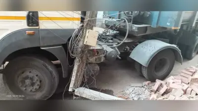 हाइवा के धक्के से बिजली पोल क्षतिग्रस्त, बिजली हुई बाधित