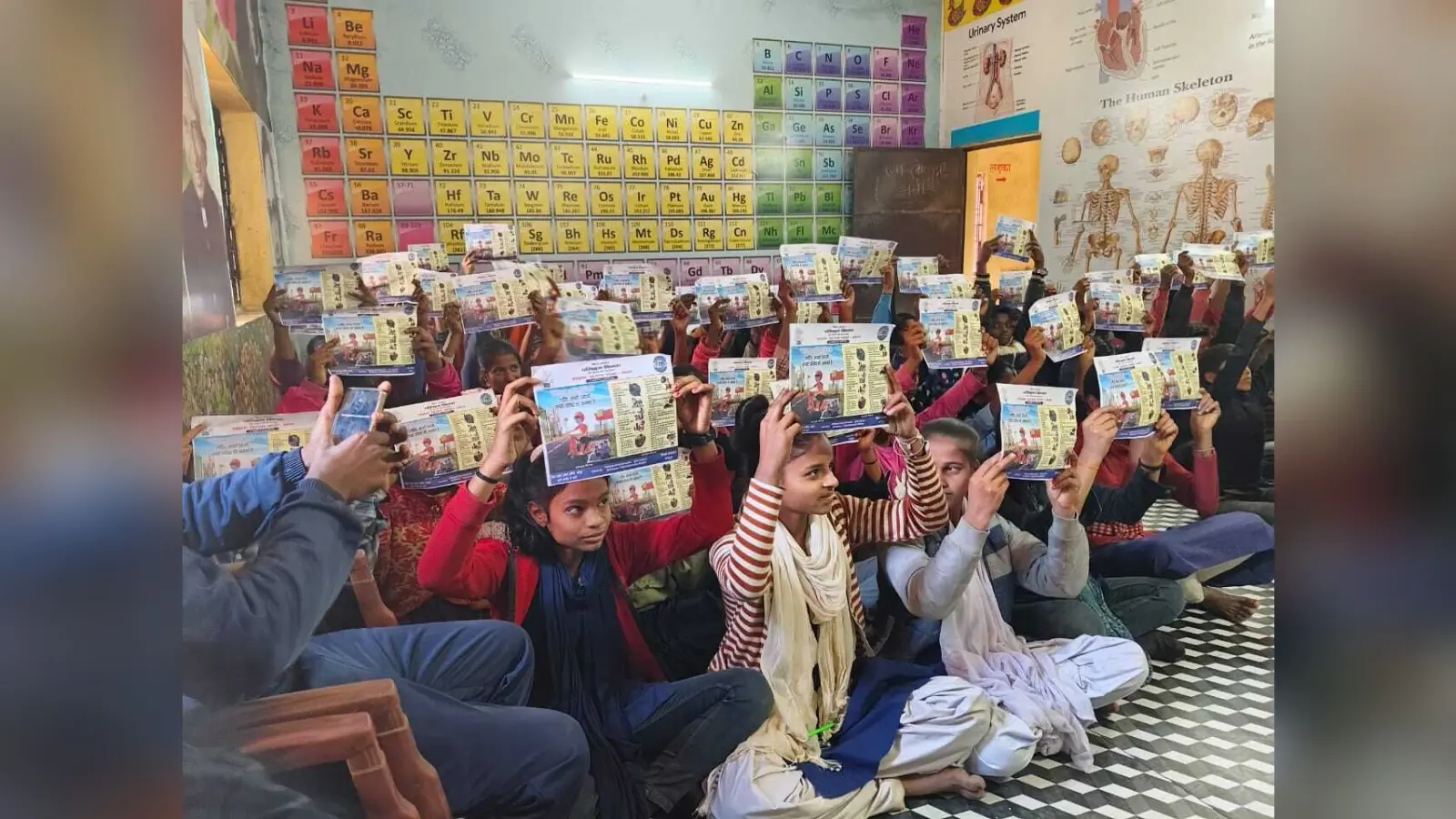छात्र-छात्राओं को सड़क सुरक्षा व यातायात नियमों की दी गयी जानकारी