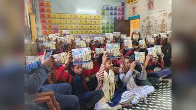 छात्र-छात्राओं को सड़क सुरक्षा व यातायात नियमों की दी गयी जानकारी