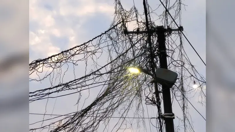 बिजली पोल व तार का जंंजाल, दुर्घटना को दे रहा दावत
