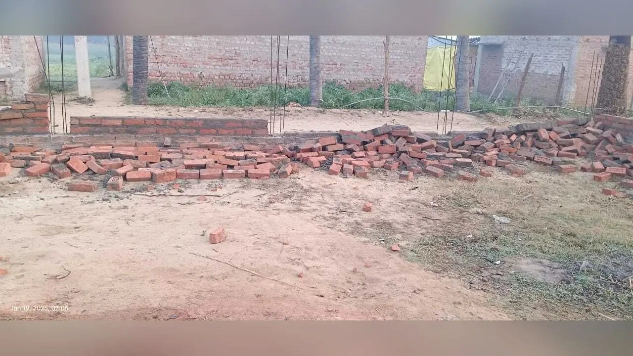Gaya News : मध्य विद्यालय शाहपुर की चहारदीवारी को असामाजिक तत्वों ने किया क्षतिग्रस्त