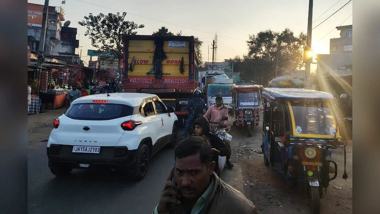 अवैध पार्किंग से संग्रामपुर बाजार में लग रहा जाम, आमलोग परेशान