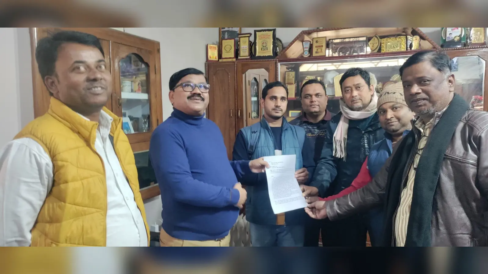सक्षमता वन में नियुक्ति पत्र में भाषा विसंगति की समस्या को ले शिक्षकों ने जदयू के पूर्व विधायक को सौंपा ज्ञापन