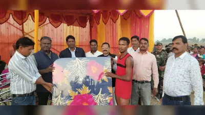 Chaibasa News : बुजुर्गों की दौड़ में नरसिंह सामड को मिला पहला स्थान