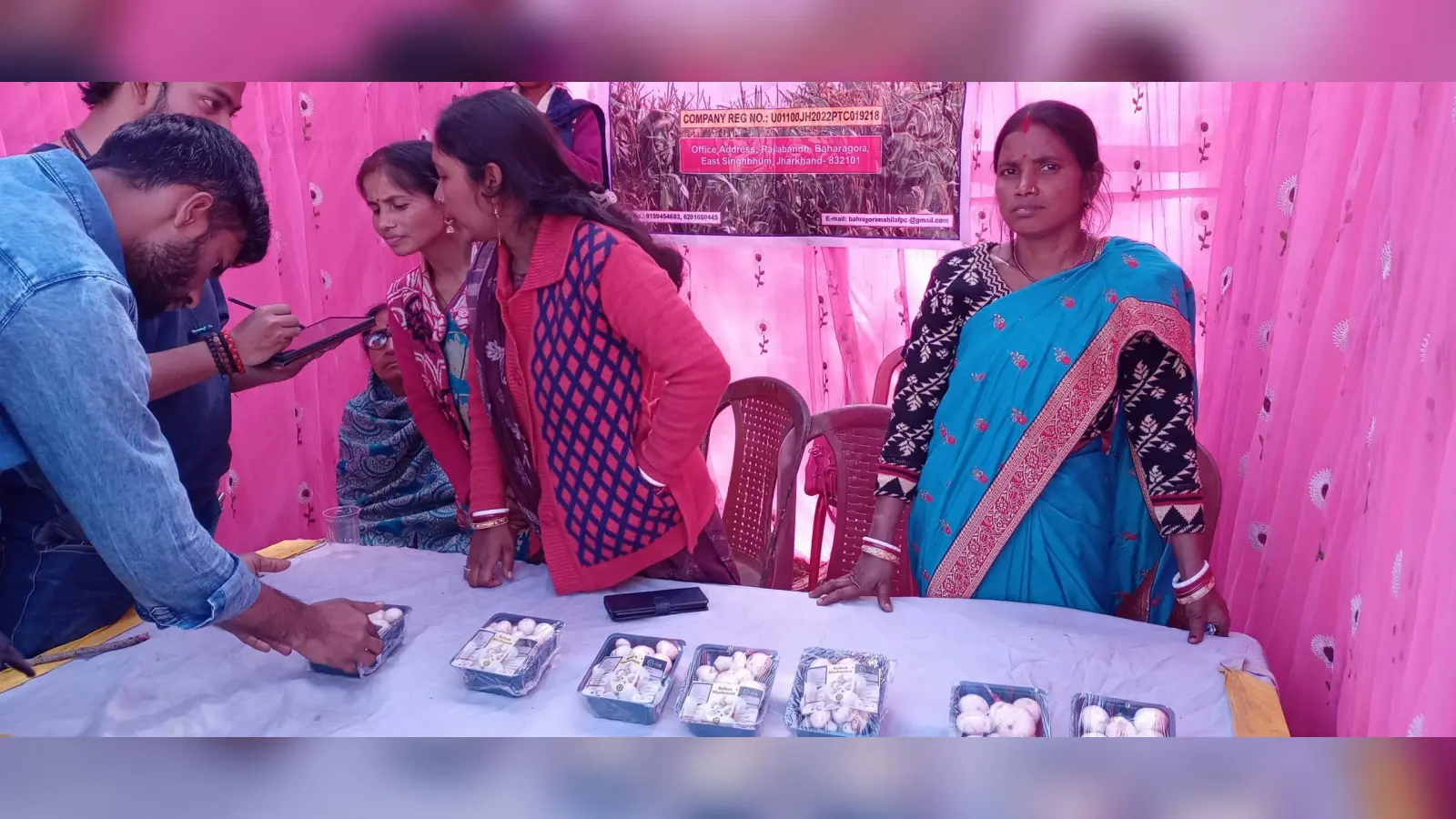 East Singhbhum News :मशरूम उत्पादन कर 60 महिलाएं बनीं आत्मनिर्भर