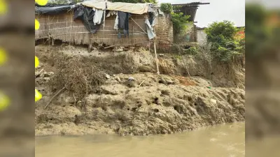 Bhagalpur news गंगा के कटाव से कागजी टोला के दर्जनों घरों पर संकट