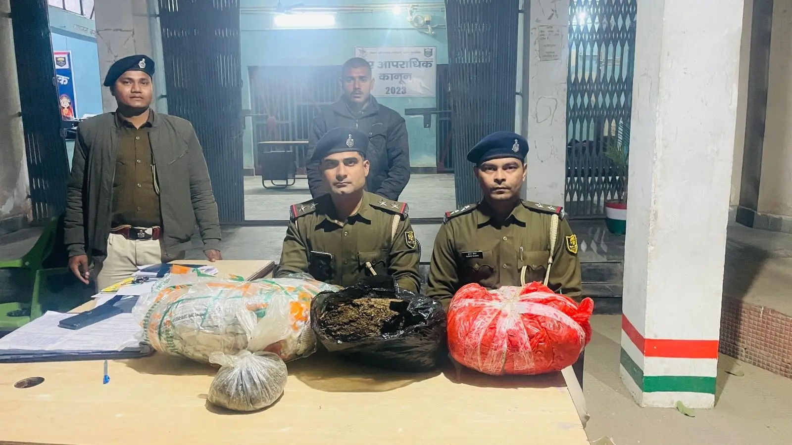 30 लाख का गांजा व 24 हजार कैश बरामद, दो तस्कर गिरफ्तार