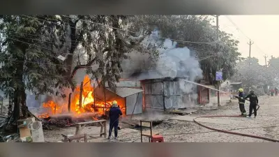 पटेल चौक पर तीन दुकानों में शॉट सर्किट से लगी आग