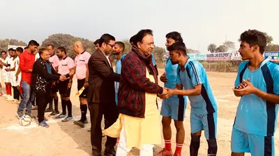 Madhubani News : आरएफसी राजघाट मैदान रामपट्टी में मधुबनी सीनियर लीग प्रतियोगिता शुरू