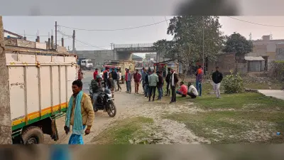 तीन पिकअप वैन पर लदे दर्जनों मवेशी सहित तस्कर को पकड़ किया पुलिस के हवाले