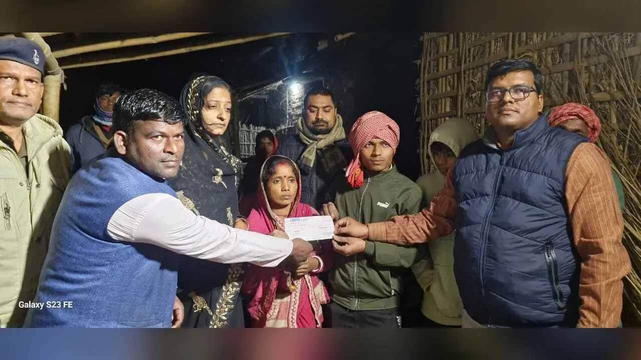 नाव हादसे में जान गंवाने वालों के परिजन को मिला चार लाख का चेक