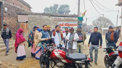 मठिया पहुंचे प्रभारी डीएम व एसपी ने संदिग्ध मौतों का लिया जायजा, गांव में मेडिकल टीम तैनात