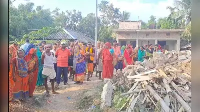 महादलित टोला में डेढ़ साल से सड़क निर्माण कार्य लंबित, ग्रामीणों ने किया प्रदर्शन