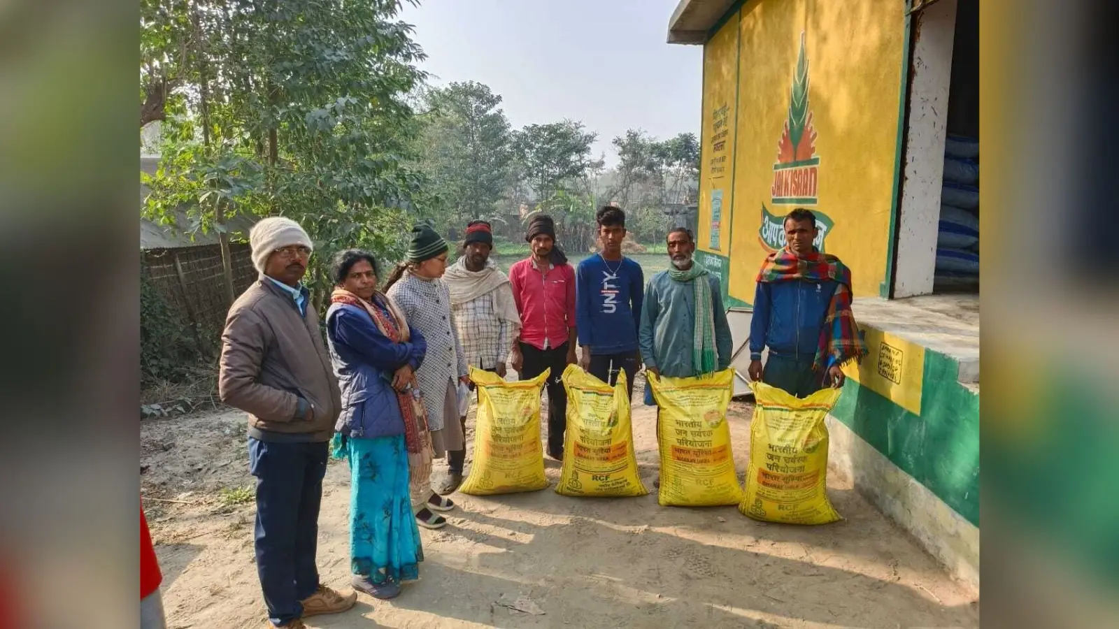 अधिकारियों की उपस्थिति में निर्धारित मूल्य पर किसानों को दी गयी खाद