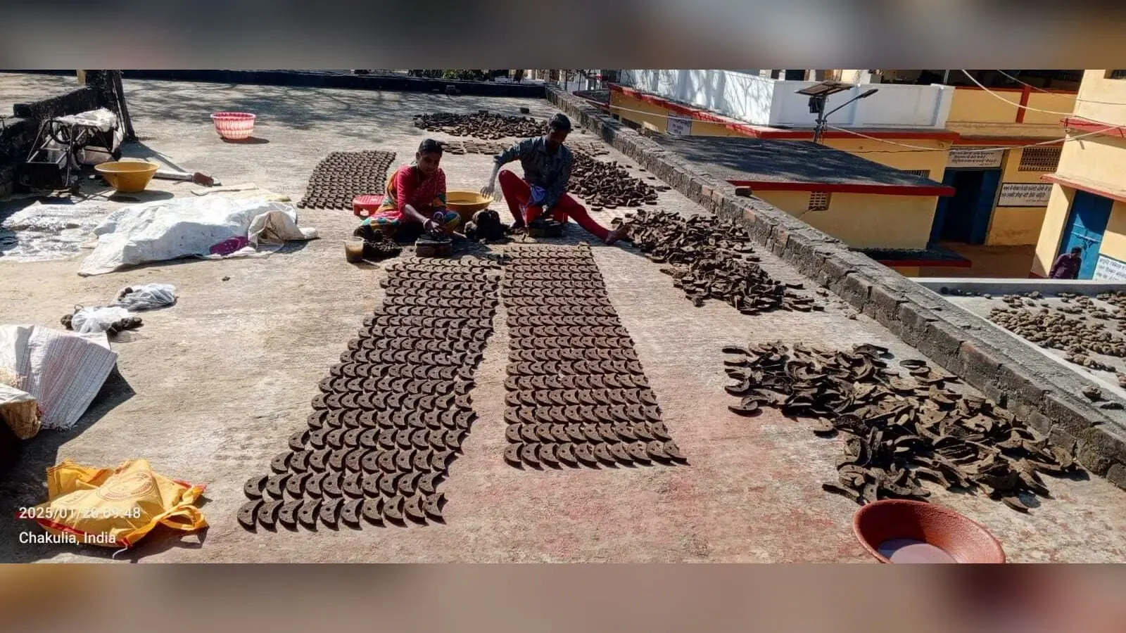 East Singhbhum news : चाकुलिया गौशाला बनी सामग्री से देश के बड़े शहरों में होगा होलिका दहन