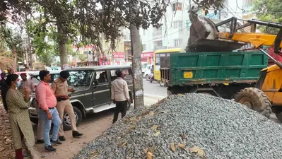 सड़कों पर रात में भी निर्माण सामग्री फैलायी, तो खैर नहीं