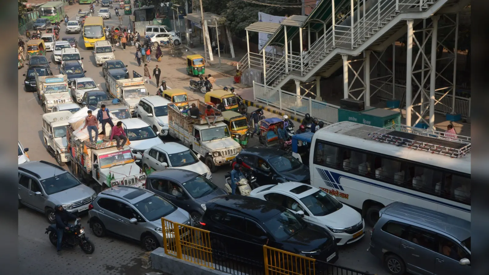 शहर में स्कूलों के खुलते ही लगा जाम, रेंगती रहीं गाड़ियां