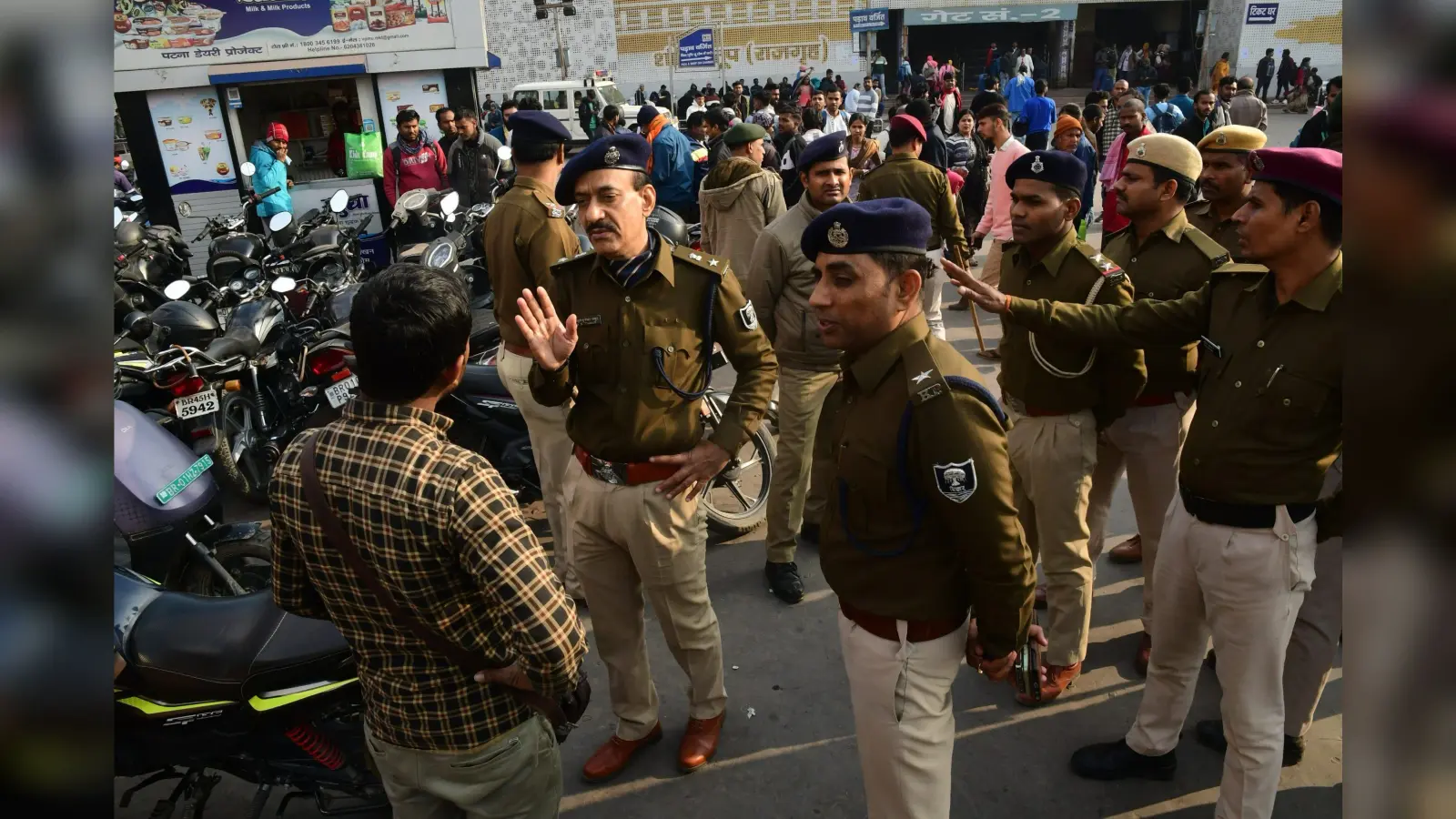पटना जंक्शन पर अतिरिक्त सुरक्षा बल तैनात