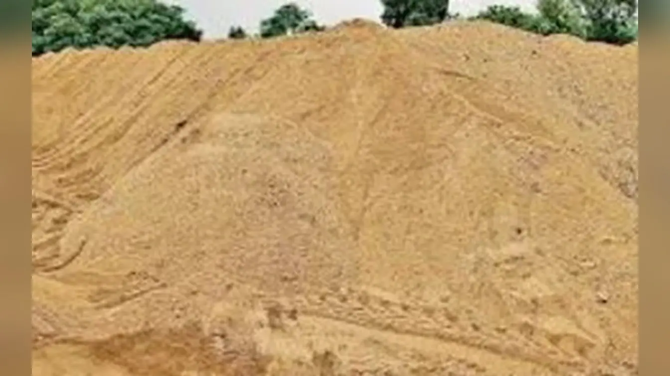 Jamshedpur News :5.20 लाख रुपये में हुई जब्त 52,500 सीएफ्टी बालू की नीलामी