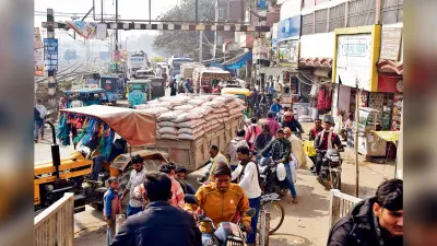 Buxar News: इटाढ़ी रेलवे क्रॉसिंग पर लोगों को नहीं मिल रही है जाम से मुक्ति