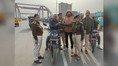 बिना हेलमेट बाइक चला रहे चालकों को दिया गया गुलाब और चॉकलेट, कल काटा जाएगा चाान