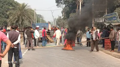 सड़क दुर्घटना में घायल युवक की इलाज के दौरान हुई मौत, सड़क जाम