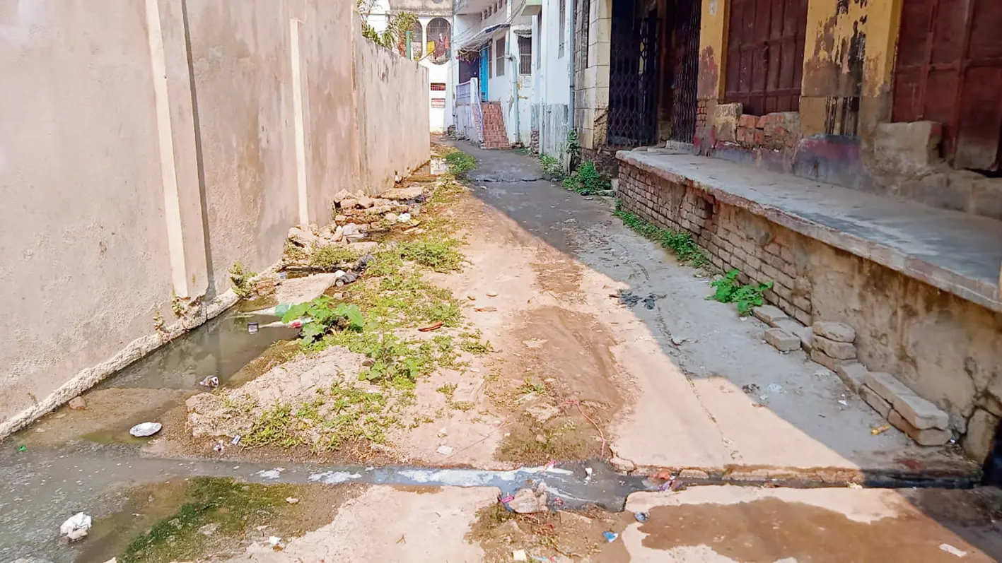 Chapra News : अतिक्रमण व टूटी गलियों से लोगों का बुरा हाल, आवागमन में हो रही परेशानी