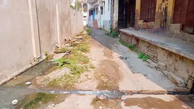 Chapra News : अतिक्रमण व टूटी गलियों से लोगों का बुरा हाल, आवागमन में हो रही परेशानी