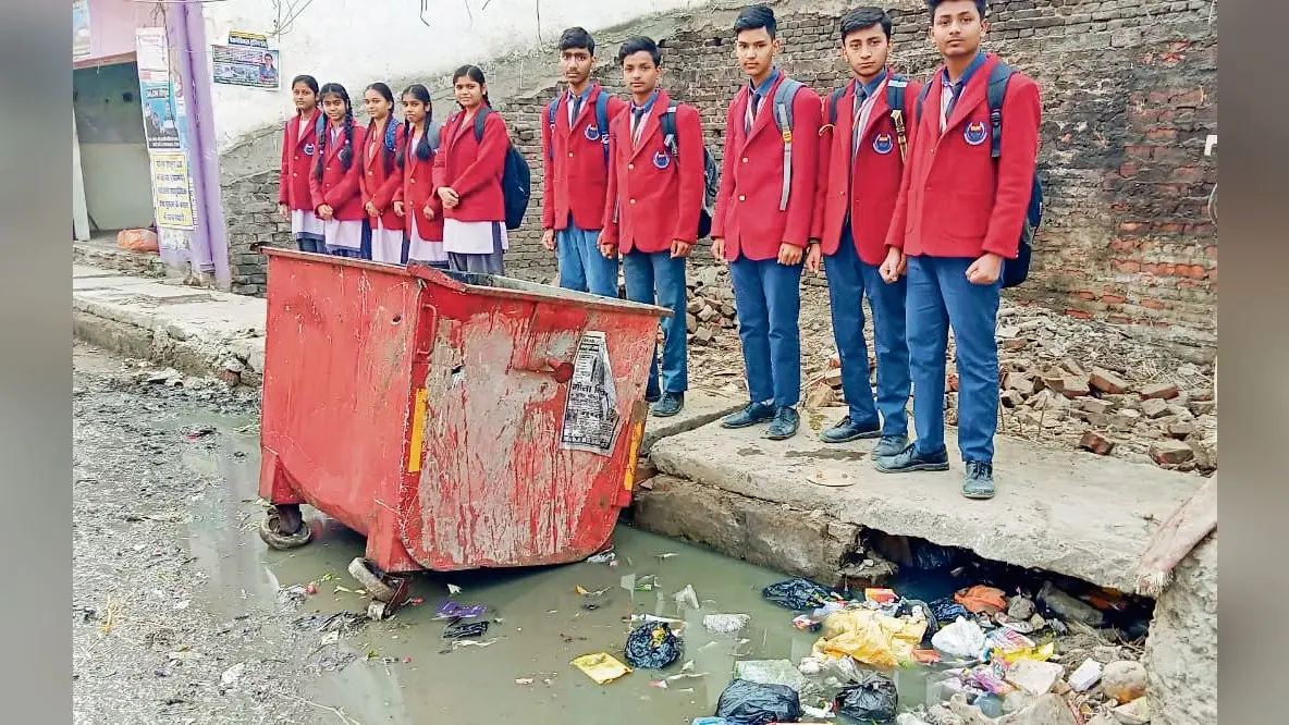 Chapra News : स्कूल के पास बना डंपिंग जोन, छात्रों ने जताया विरोध