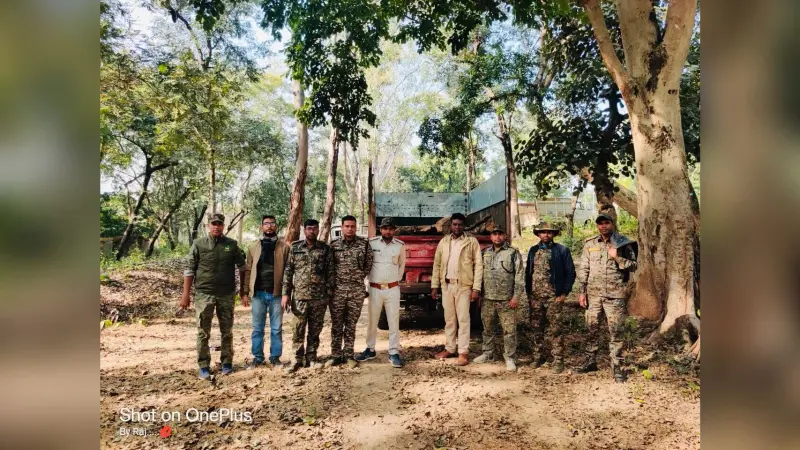 Giridih News: वन विभाग ने जब्त किया सखुआ लकड़ी लदा वाहन