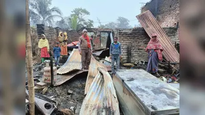 चूल्हे की चिंगारी से लगी आग, चार घर जले