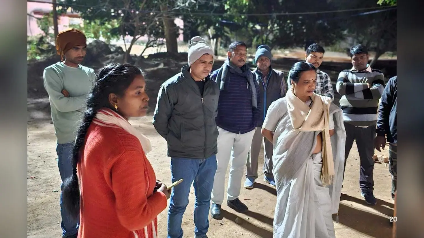 बच्चे जंगल से लकड़ी चुनकर लाते हैं, तब बनता है मध्याह्न भोजन
