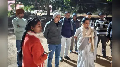 बच्चे जंगल से लकड़ी चुनकर लाते हैं, तब बनता है मध्याह्न भोजन