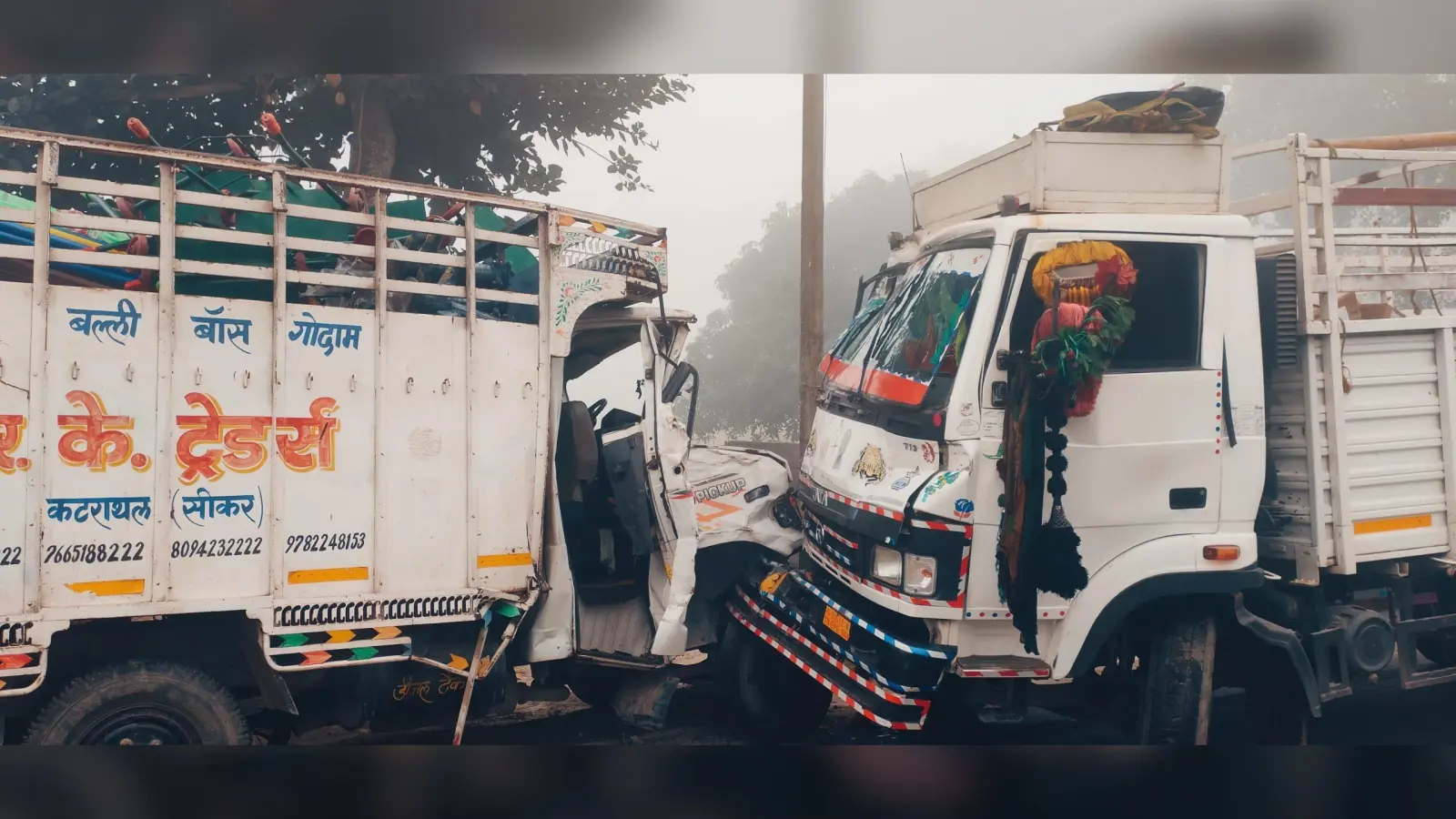 आमने-सामने की टक्कर के बाद पिकअप में फंसे चालक को जेसीबी से बाहर निकाला