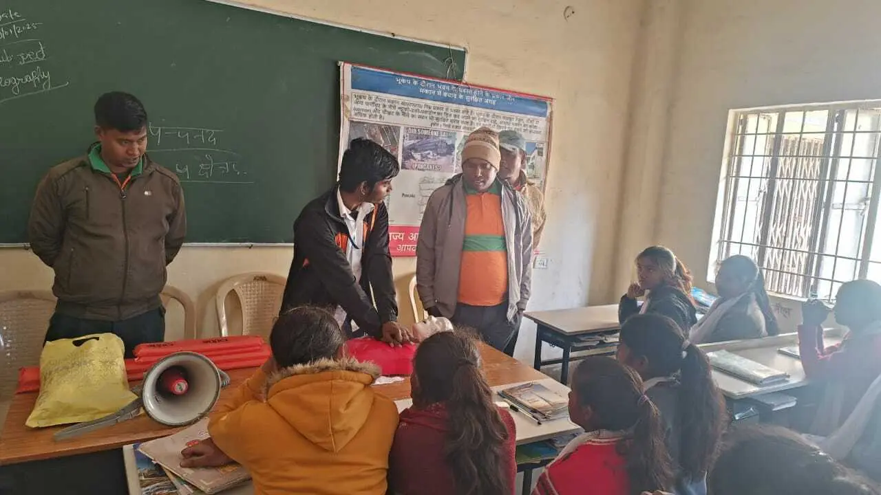 बच्चों को भूकंप से बचाव की दी जानकारी, किया मॉक ड्रिल