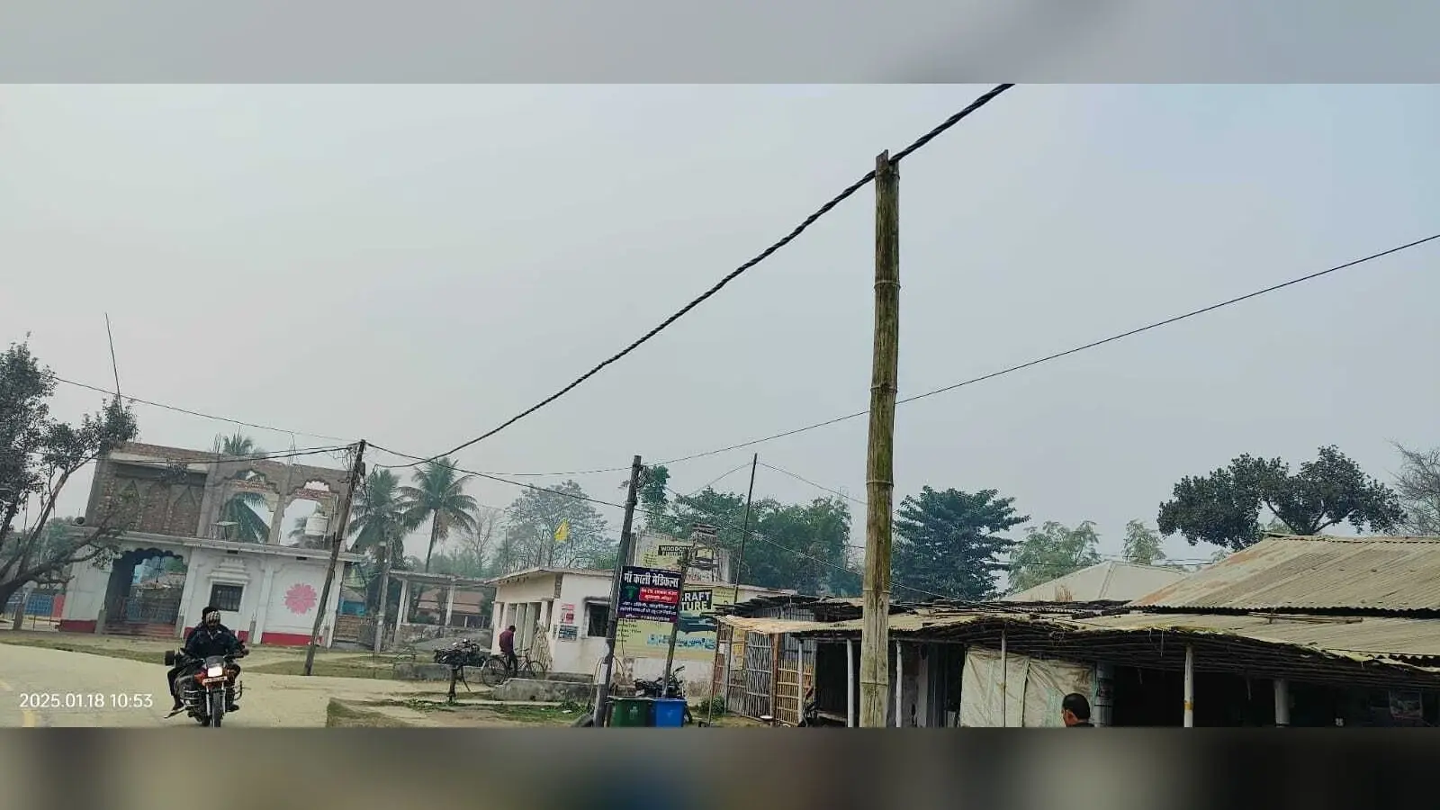 बांस के सहारे हो रही बिजली की आपूर्ति
