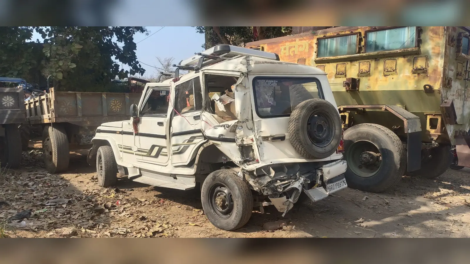 Deoghar news : ट्रक ने सड़क किनारे खड़ी बोलेरो में मारा धक्का, दो घायल