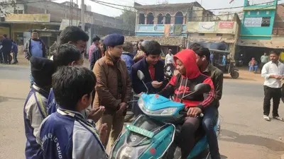 छात्र-छात्राओं ने सड़क सुरक्षा के प्रति लोगों को किया जागरूक