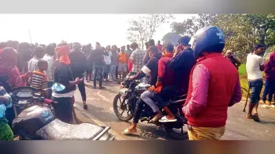 अज्ञात वाहन के धक्के से बाइक सवार दो दोस्तों की मौत