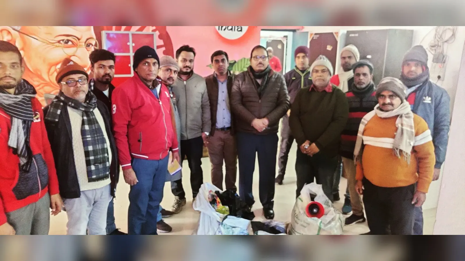 नगर प्रशासन ने की छापेमारी, भारी मात्रा में पॉलीथिन जब्त