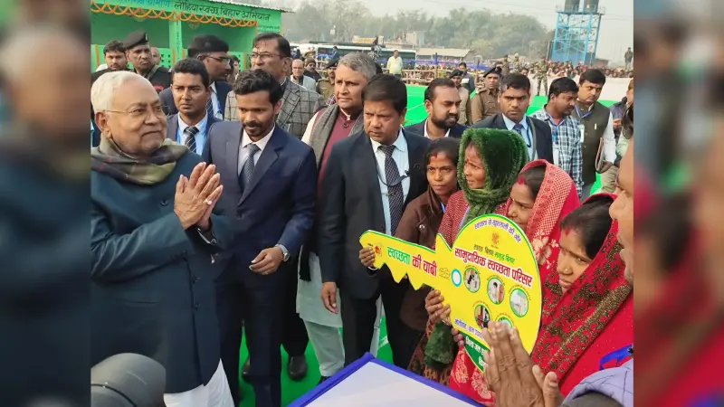 मुख्यमंत्री ने हाथ हिलाकर लोगों का किया अभिवादन, तो लगने लगे नारे