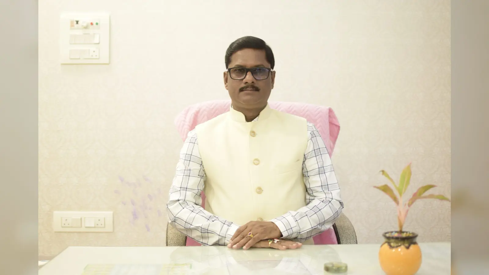नप अध्यक्ष ने सीएम को सौंपा ज्ञापन
