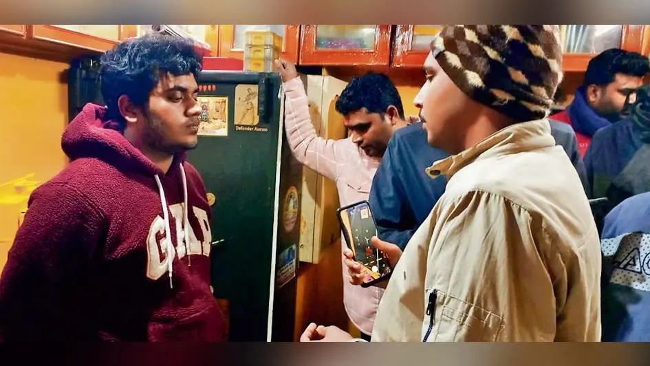 Gopalganj News : सासामुसा में फायरिंग कर ज्वेलरी दुकान से 30 लाख से अधिक के आभूषण लूटे