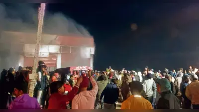 Hajipur News : बेलसर में हीरो बाइक के शोरूम में लगी आग, लाखों की क्षति