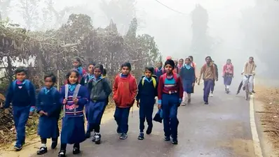 Gopalganj News : कोल्ड वेव के बीच कांपते हुए स्कूल पहुंचे छात्र, घरों में दुबके लोग, तीसरे दिन भी नहीं निकली धूप