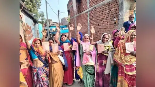 राशन कटौती पर डीलर के विरुद्ध कार्डधारियों ने किया प्रदर्शन