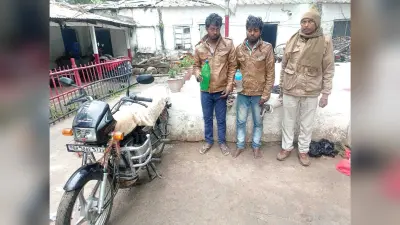 90 बोतल शराब के साथ तीन तस्कर गिरफ्तार, दो बाइक जब्त