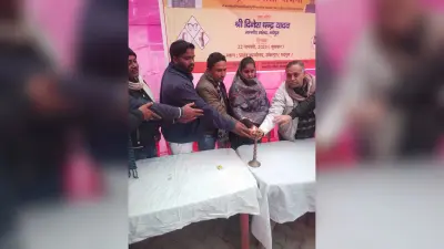 बुजुर्गों को सहायक उपकरण के साथ ही फल का किया वितरण