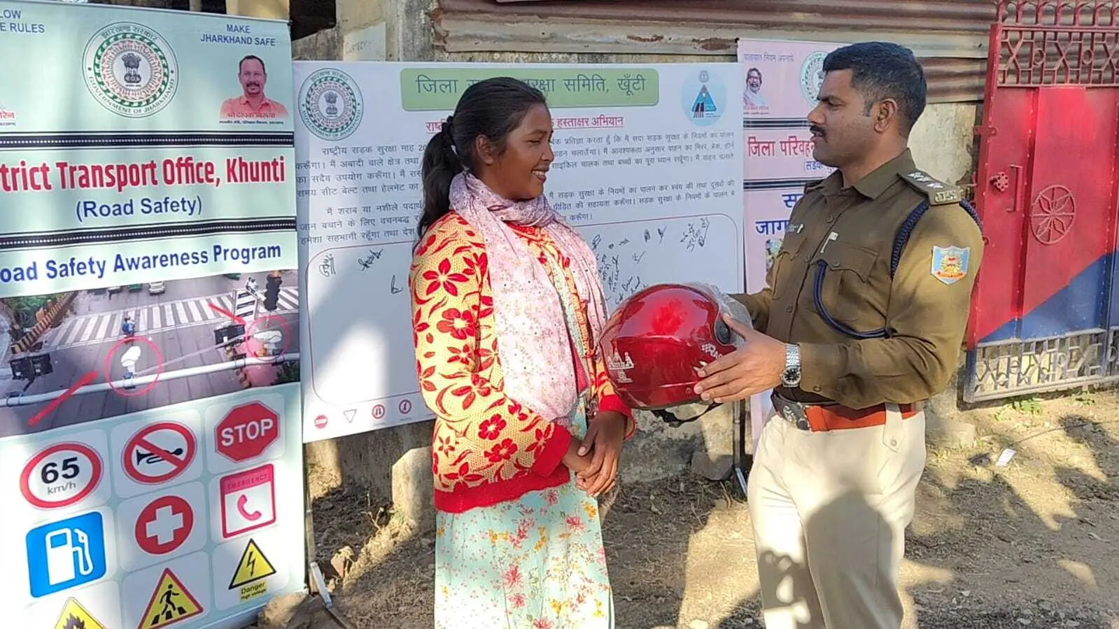 यातायात नियमों का उल्लंघन करने वालों को पहनाया माला